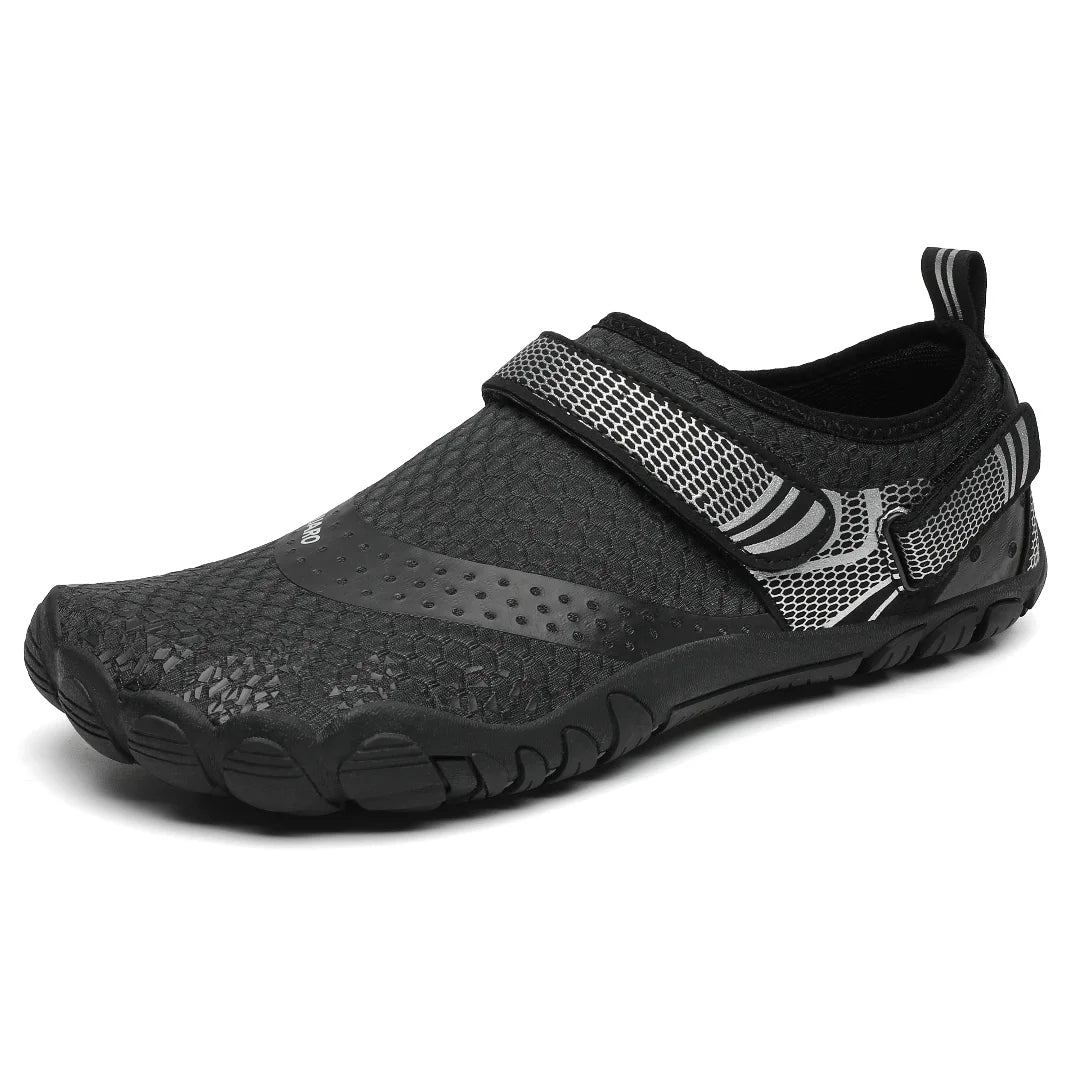 Zapatos para río respetuosos Saguaro Dive IV negros, horma ancha y materiales drenantes para máxima comodidad en el agua.