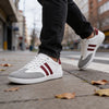 Hombre usando zapatillas ZZfaber Niza I blanco casual.
