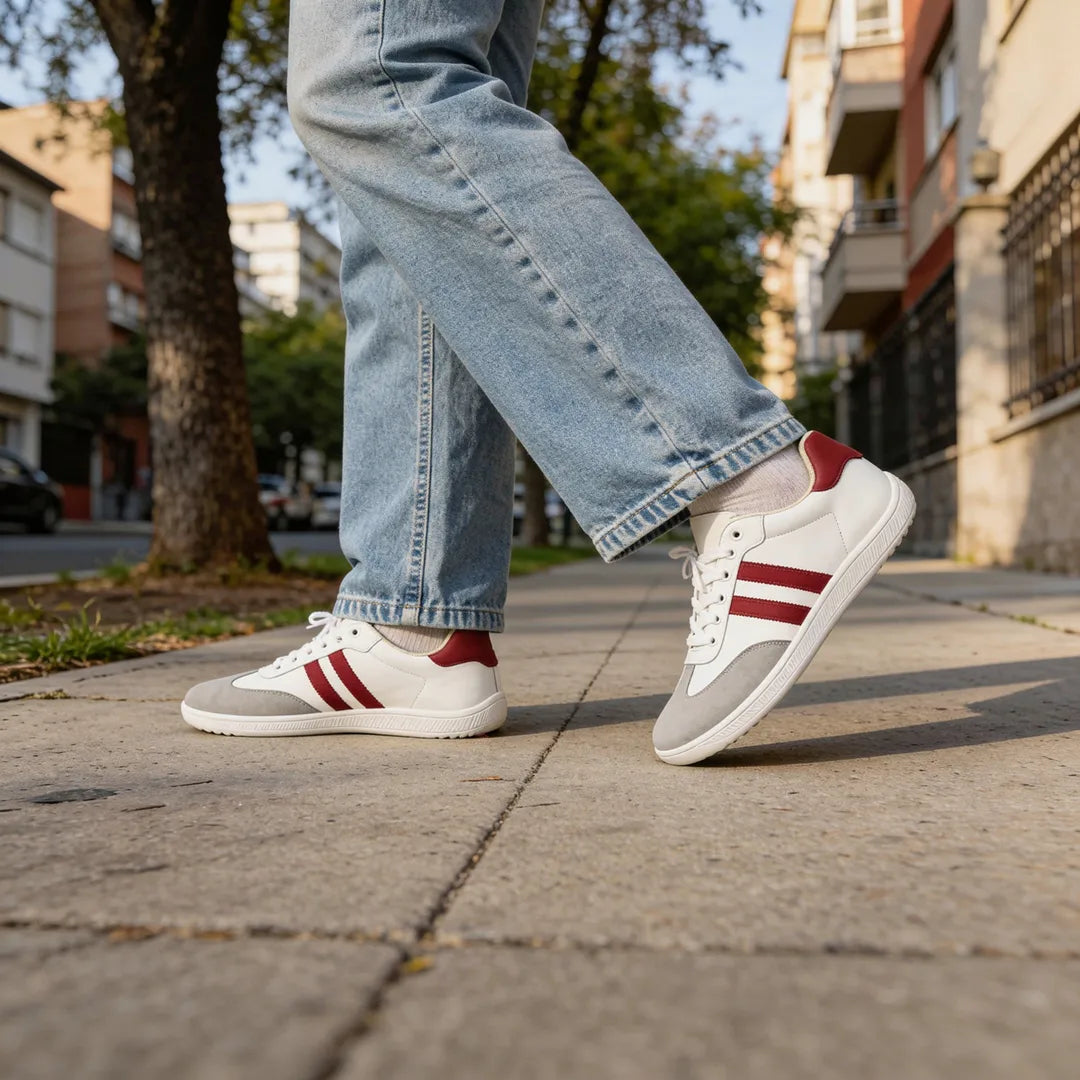 Persona usando zapatillas ZZfaber Niza I blanco con vinotinto en exterior.