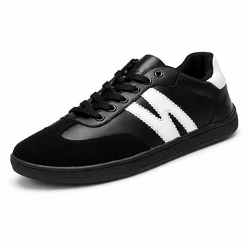 Zapatilla minimalista ZZfaber Niza I negra con blanco vista diagonal.